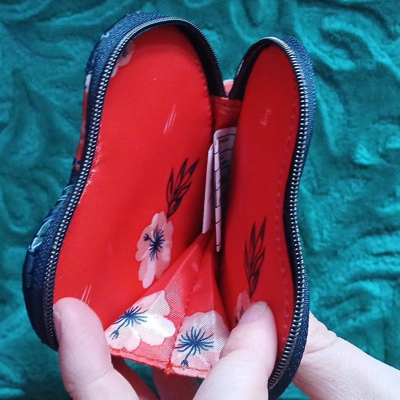 Lug Keychain Pouch - Picture 3 of 3